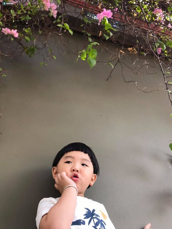 Cậu bé hễ xuất hiện là khiến dân mạng rần rần nhấn like: Kiểu tóc bát úp và tình bạn đặc biệt với chú chó mặt xấu-15