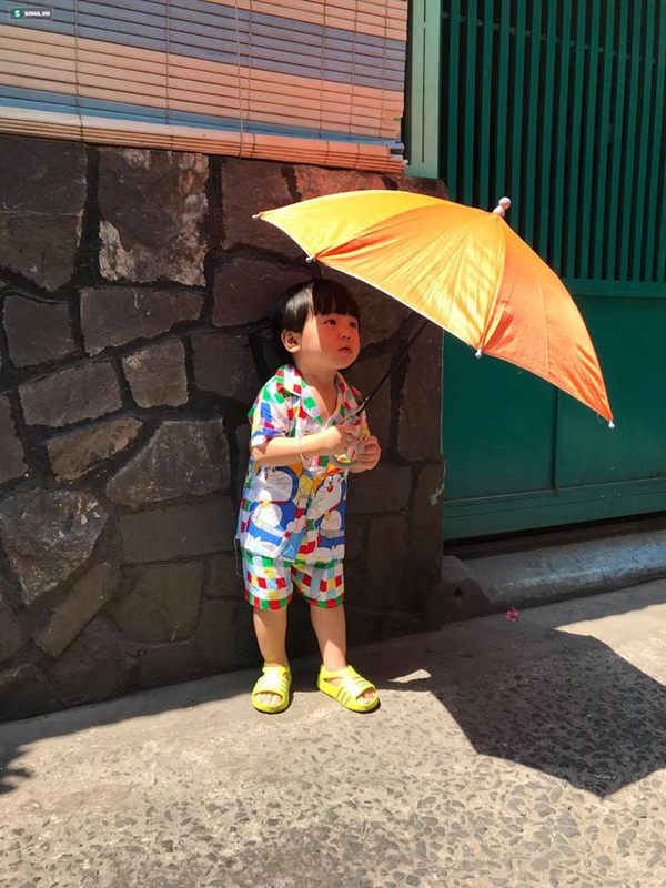 Cậu bé hễ xuất hiện là khiến dân mạng rần rần nhấn like: Kiểu tóc bát úp và tình bạn đặc biệt với chú chó mặt xấu-18