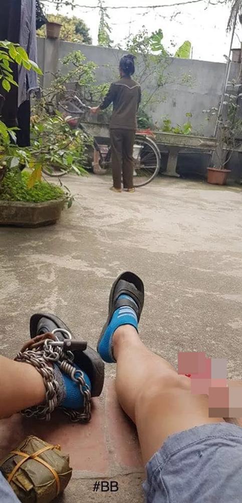 Nam thanh niên tự cột xích vào chân và lý do đằng sau khiến nhiều người cay mắt-1