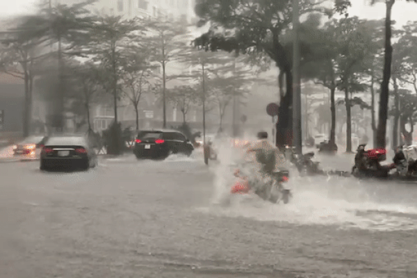 Xe tải chạy trong mưa bị lật nghiêng do gió lớn-1