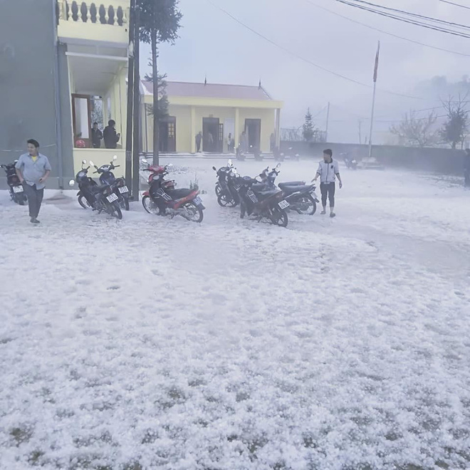 Chuyên gia lý giải hiện tượng mưa đá to bằng viên bi phủ trắng như tuyết trên đường ở Lai Châu-1