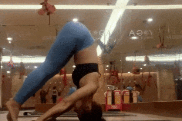 'Tròn mắt' chiêm ngưỡng trình yoga dẻo như bún của Phương Trinh Jolie