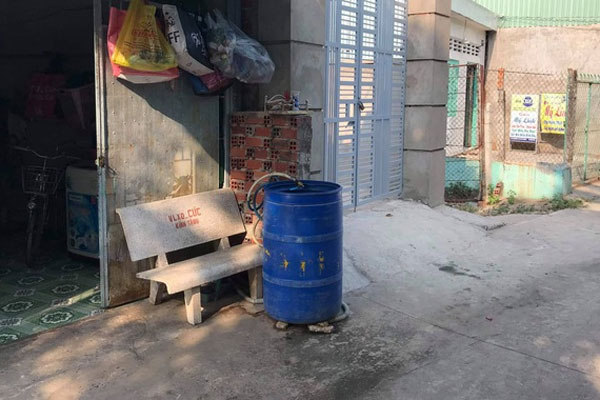 Vào hang trú mưa, hai bố con bị vỉa đá sập, đè tử vong thương tâm-1