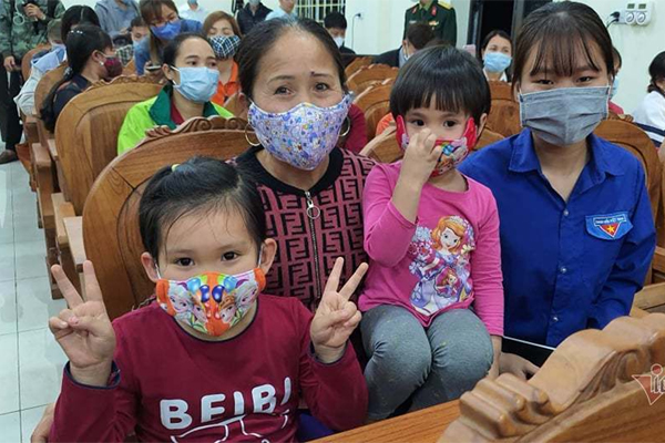 Chuyến xe đầu tiên chở đồ dã chiến rời xã Sơn Lôi lúc 0h-17