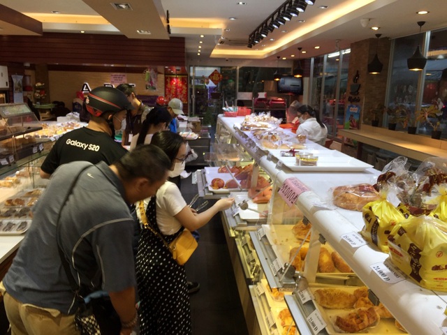 Bánh mì thanh long sầu riêng cháy hàng”, có tiền chưa chắc mua được-3