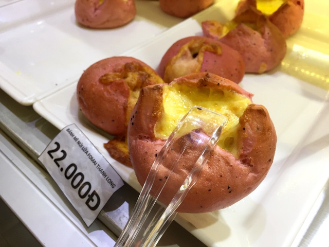 Bánh mì thanh long sầu riêng cháy hàng”, có tiền chưa chắc mua được-4