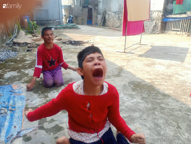 Nước mắt người mẹ già nuôi hai con tật nguyền, đi bằng hai tay, trí não không bình thường: Tôi chỉ mong được sống để rau cháo qua ngày nuôi con”-1