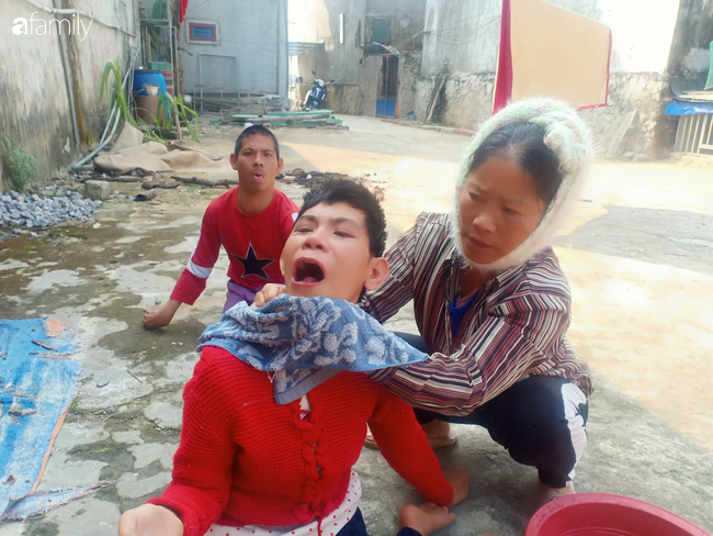 Nước mắt người mẹ già nuôi hai con tật nguyền, đi bằng hai tay, trí não không bình thường: Tôi chỉ mong được sống để rau cháo qua ngày nuôi con”-2
