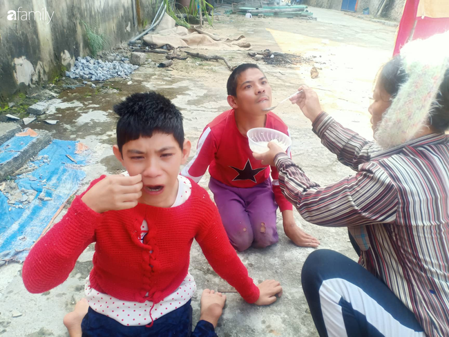 Nước mắt người mẹ già nuôi hai con tật nguyền, đi bằng hai tay, trí não không bình thường: Tôi chỉ mong được sống để rau cháo qua ngày nuôi con”-3