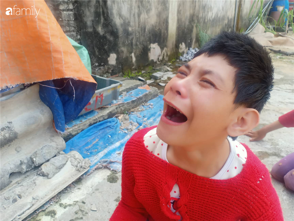 Nước mắt người mẹ già nuôi hai con tật nguyền, đi bằng hai tay, trí não không bình thường: Tôi chỉ mong được sống để rau cháo qua ngày nuôi con”-5