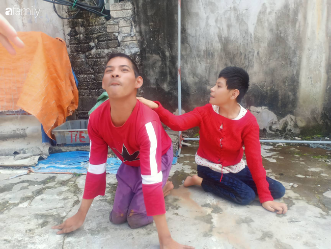 Nước mắt người mẹ già nuôi hai con tật nguyền, đi bằng hai tay, trí não không bình thường: Tôi chỉ mong được sống để rau cháo qua ngày nuôi con”-7