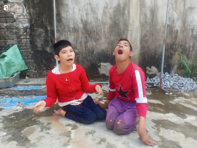 Nước mắt người mẹ già nuôi hai con tật nguyền, đi bằng hai tay, trí não không bình thường: Tôi chỉ mong được sống để rau cháo qua ngày nuôi con”-6
