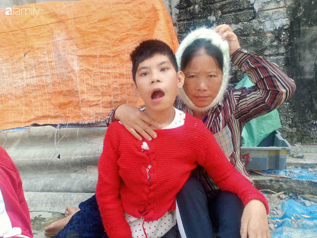 Nước mắt người mẹ già nuôi hai con tật nguyền, đi bằng hai tay, trí não không bình thường: Tôi chỉ mong được sống để rau cháo qua ngày nuôi con”-8