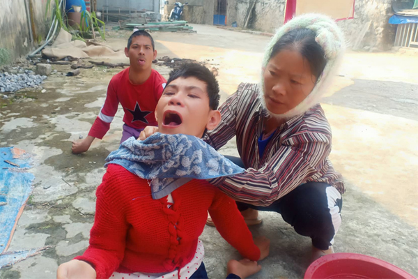 Bố mất chưa lâu, mẹ qua đời bên nồi cháo nấu dở, bỏ lại hai con còn đang say giấc-7