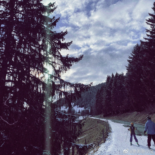 Con trai Triệu Vy khoe ảnh gia đình đi trượt tuyết, để lộ chi tiết làm dấy nghi vấn cha mẹ đã ly hôn-4