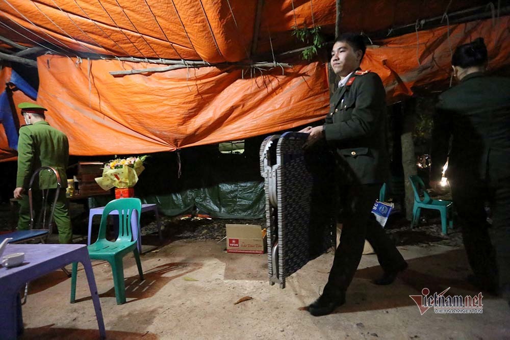 Chuyến xe đầu tiên chở đồ dã chiến rời xã Sơn Lôi lúc 0h-9