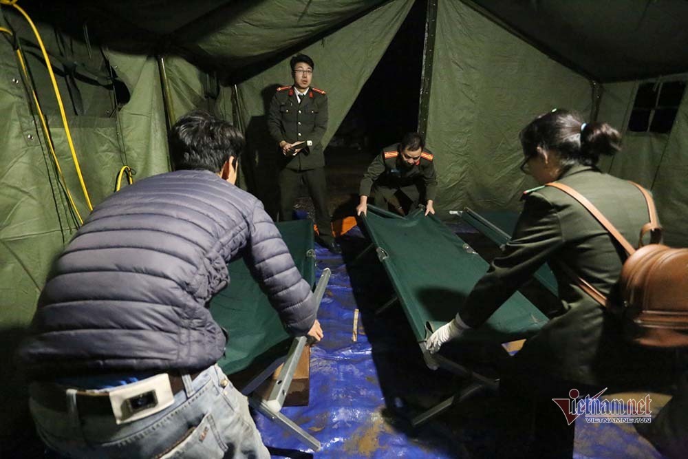 Chuyến xe đầu tiên chở đồ dã chiến rời xã Sơn Lôi lúc 0h-10