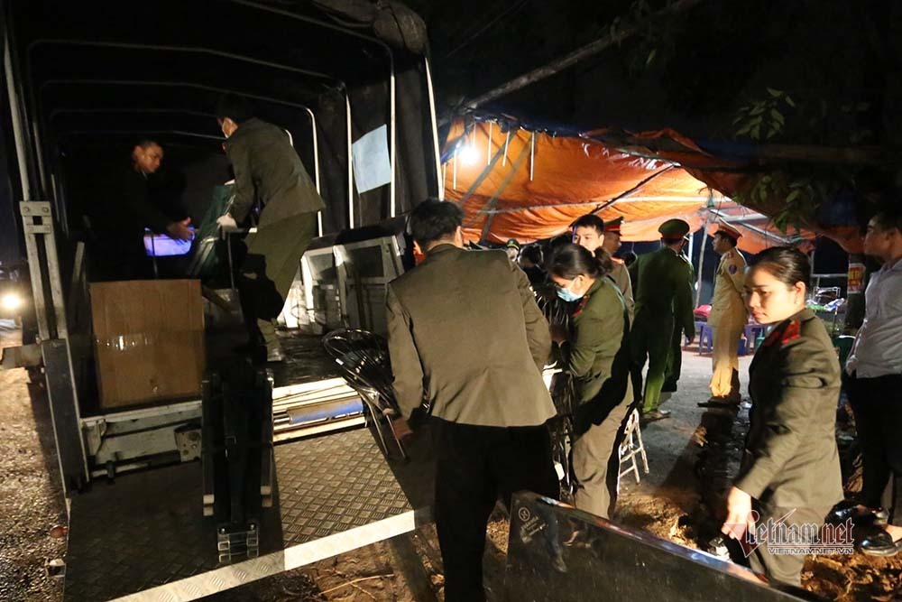 Chuyến xe đầu tiên chở đồ dã chiến rời xã Sơn Lôi lúc 0h-11