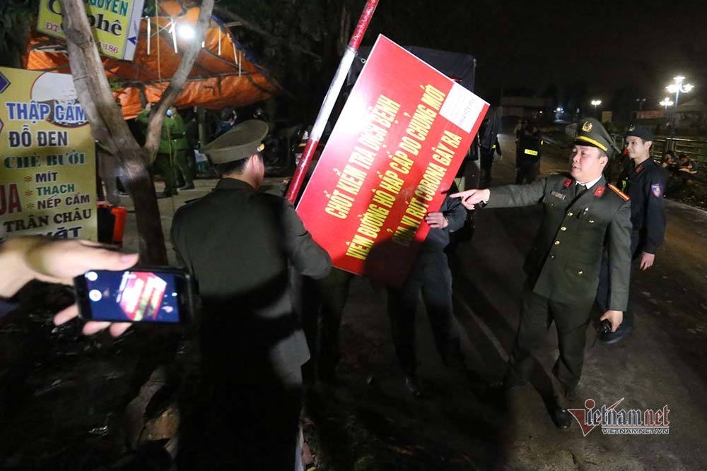 Chuyến xe đầu tiên chở đồ dã chiến rời xã Sơn Lôi lúc 0h-12