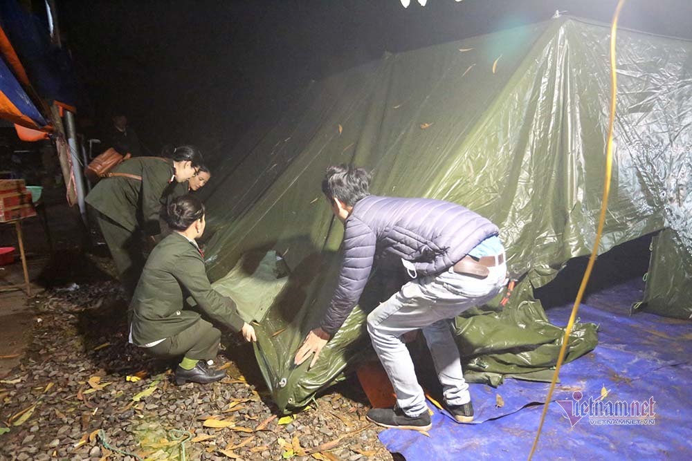 Chuyến xe đầu tiên chở đồ dã chiến rời xã Sơn Lôi lúc 0h-13