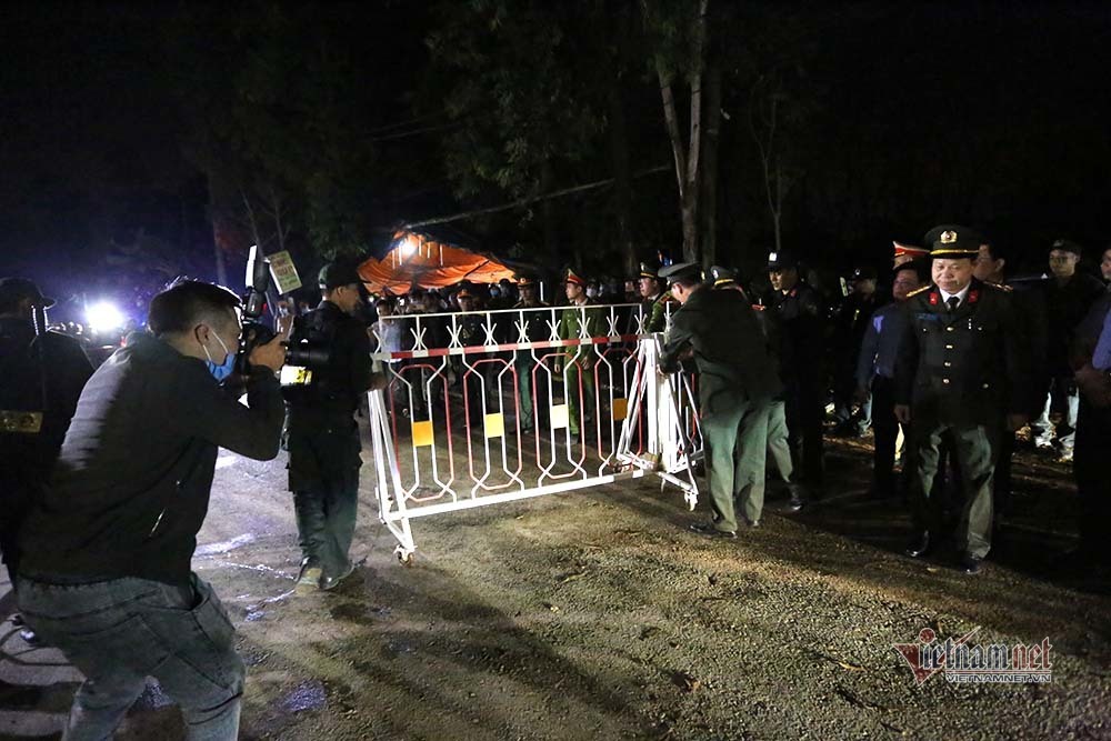 Chuyến xe đầu tiên chở đồ dã chiến rời xã Sơn Lôi lúc 0h-2