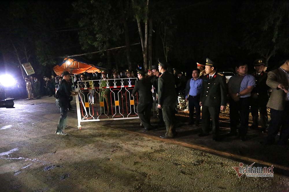 Chuyến xe đầu tiên chở đồ dã chiến rời xã Sơn Lôi lúc 0h-3