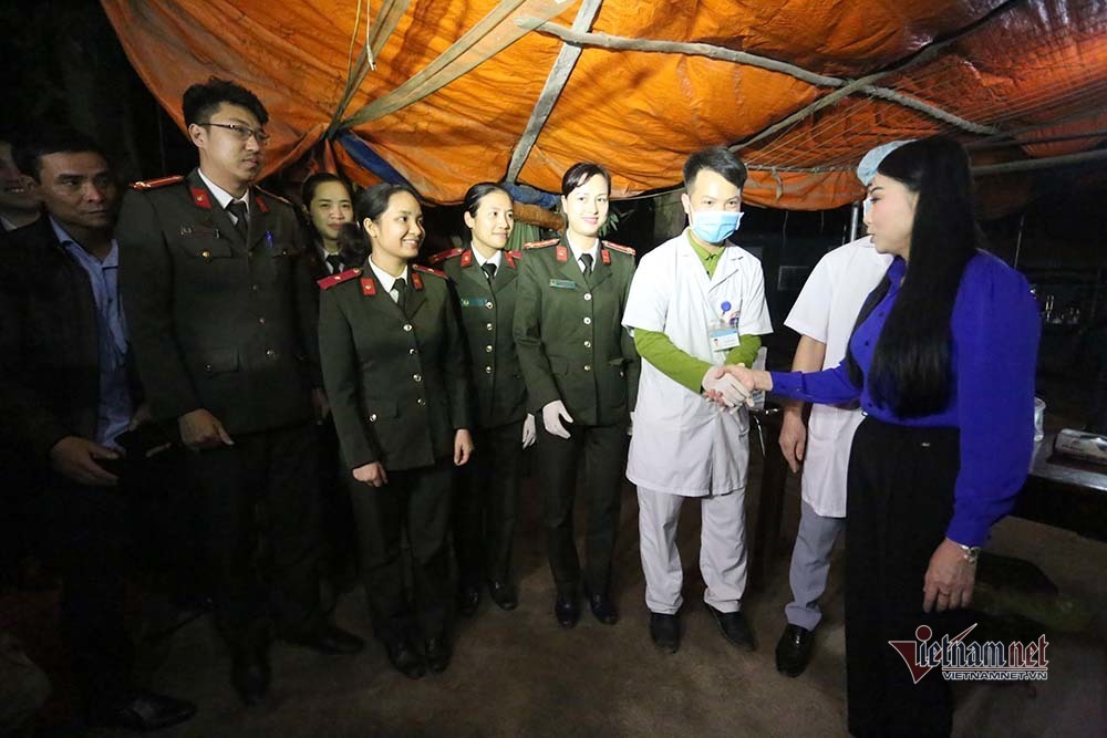 Chuyến xe đầu tiên chở đồ dã chiến rời xã Sơn Lôi lúc 0h-5