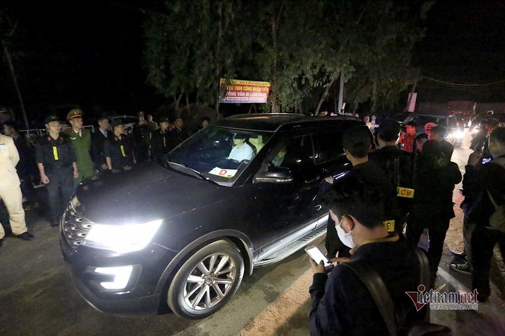 Chuyến xe đầu tiên chở đồ dã chiến rời xã Sơn Lôi lúc 0h-6