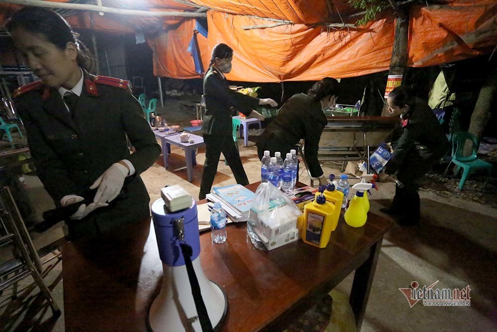 Chuyến xe đầu tiên chở đồ dã chiến rời xã Sơn Lôi lúc 0h-7