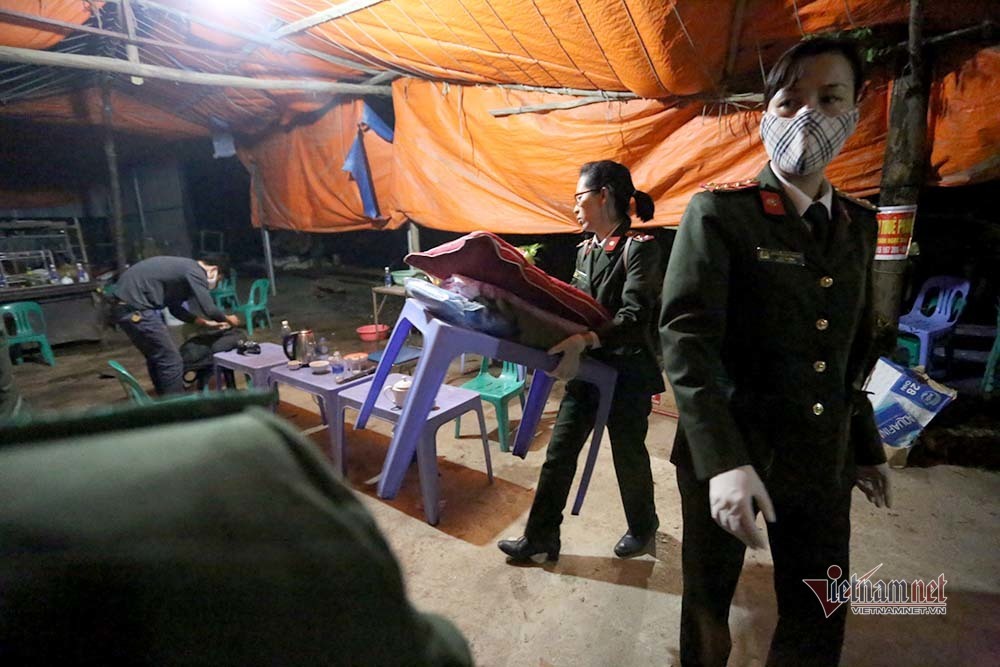 Chuyến xe đầu tiên chở đồ dã chiến rời xã Sơn Lôi lúc 0h-8