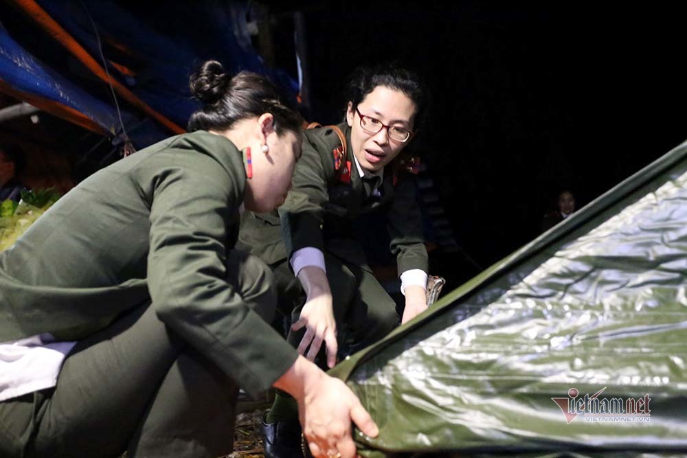 Chuyến xe đầu tiên chở đồ dã chiến rời xã Sơn Lôi lúc 0h-14