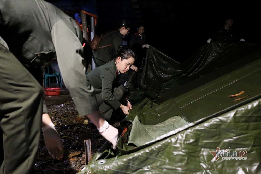 Chuyến xe đầu tiên chở đồ dã chiến rời xã Sơn Lôi lúc 0h-15