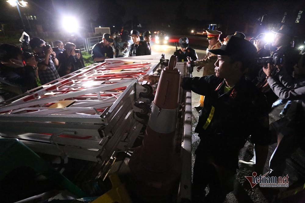 Chuyến xe đầu tiên chở đồ dã chiến rời xã Sơn Lôi lúc 0h-16