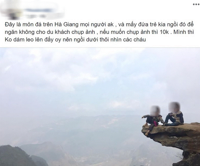 Hãi hùng cảnh 2 đứa trẻ vùng cao ngồi vắt vẻo trên mỏm đá, bên dưới là vực sâu nhưng nguyên nhân phía sau còn gây choáng váng hơn-1