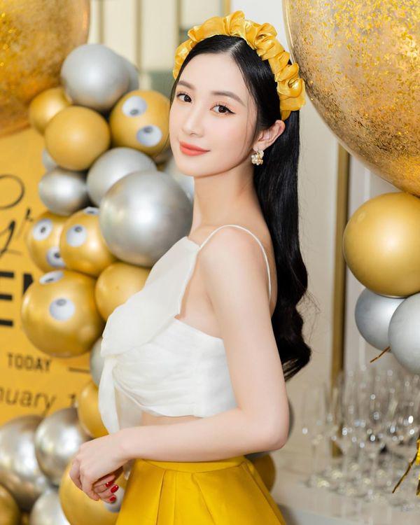 Diện chiếc áo khoét sâu, Jun Vũ làm dân tình chẳng biết nhìn vào đâu cho vừa-5