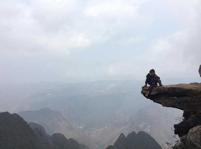 Hãi hùng cảnh 2 đứa trẻ vùng cao ngồi vắt vẻo trên mỏm đá, bên dưới là vực sâu nhưng nguyên nhân phía sau còn gây choáng váng hơn-2
