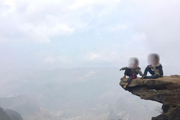 Mải mê chơi đùa, đứa trẻ ngã vào thùng nước suýt gặp nguy hiểm-1