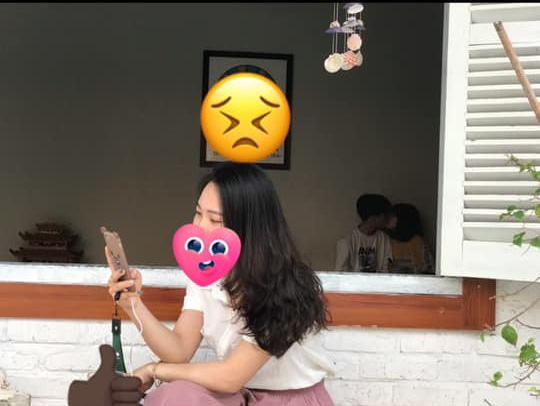 Về xem ảnh check in ở quán, cô gái giật mình phát hiện 2 nhân vật có hành động lạ chiếm hết spotlight-1