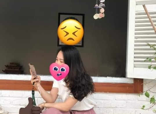 Về xem ảnh check in ở quán, cô gái giật mình phát hiện 2 nhân vật có hành động lạ chiếm hết spotlight-2