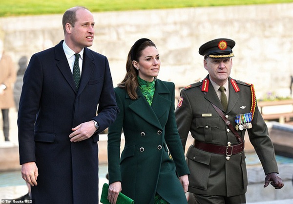 Cùng đặt chân đến Ireland, Công nương Kate và em dâu Meghan khác nhau một trời một vực: Người đẳng cấp quý phái, người kém sang hơn-1