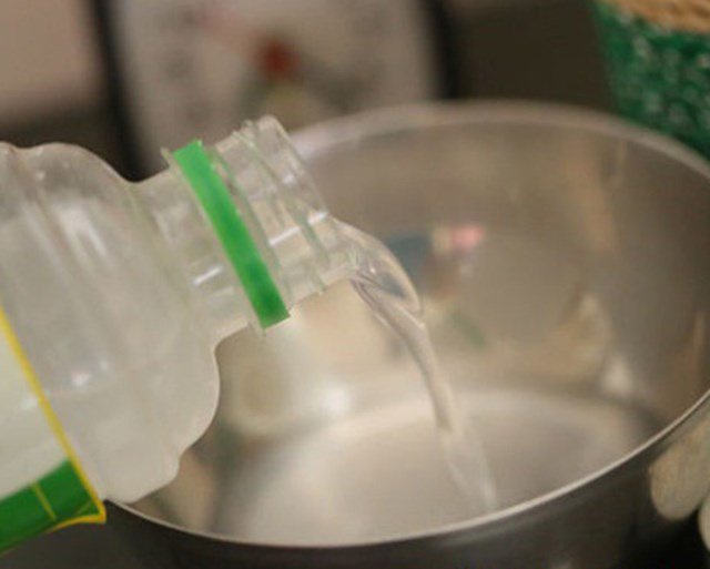 Đặt rượu trong nhà vệ sinh giúp khử mùi nhanh trong 1 nốt nhạc, thần kì hơn sáp thơm-2