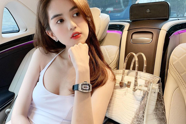 Sốc với hình ảnh Ngọc Trinh do người qua đường chụp, lộ khuyết điểm gầy trơ xương với vòng 1 lép kẹp-6