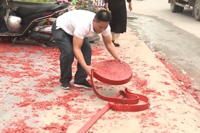 Đám cưới đốt pháo đỏ đường ở Hà Nội: Bố chú rể nói không biết-1
