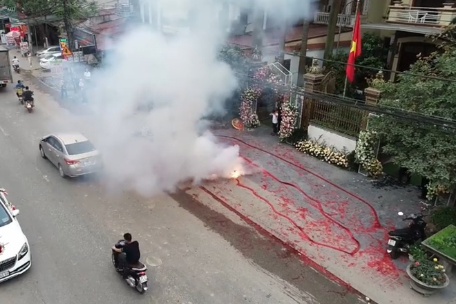 Đám cưới đốt pháo đỏ đường ở Hà Nội: Bố chú rể nói không biết-2