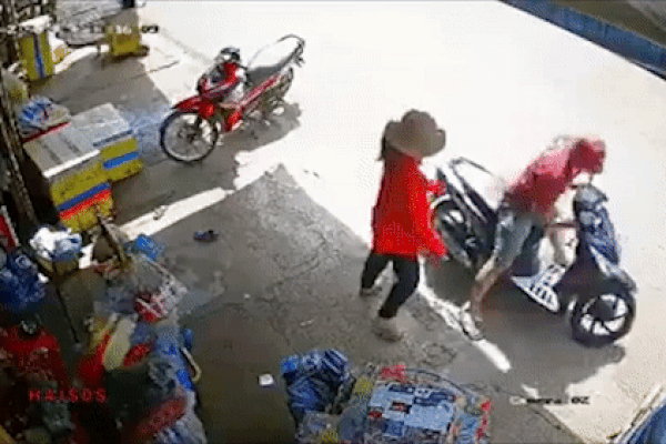 Hành khách lấy áo trùm mặt tài xế rồi bỏ chạy để quỵt tiền taxi-1