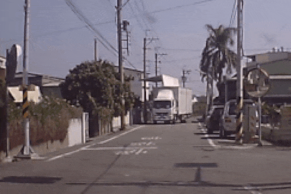 Thùng container va vào cột điện khi đang chạy vì tài xế bất cẩn