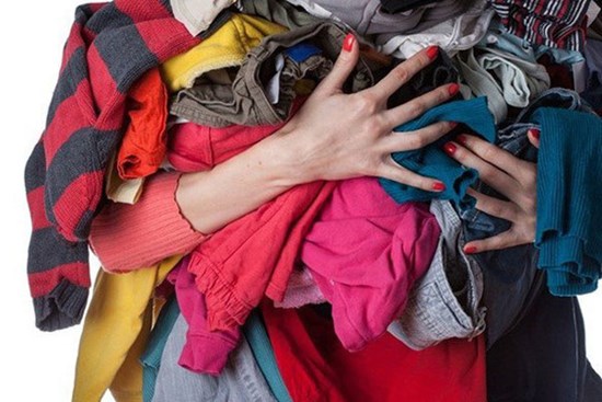 Chẳng cần tốn kém mua lồng sấy, tận dụng mấy món dưới đây là quần áo, giày dép ắt khô ngay