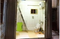 Căn phòng vệ sinh lạ lùng, view thẳng ra ngõ khiến tất cả kinh ngạc, cái thang bên trong còn gây bất ngờ hơn