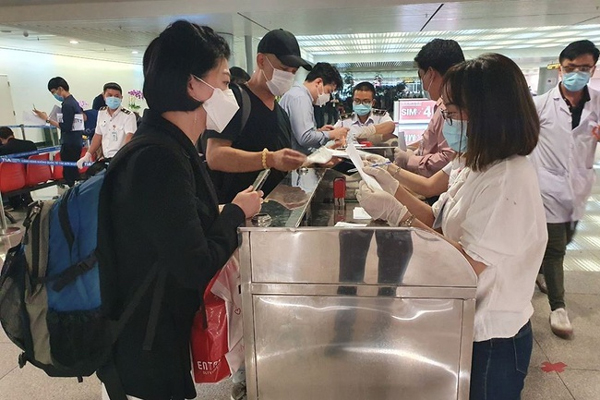 Em bé 2 tháng tuổi một mình từ Hàn Quốc về nước tránh dịch Covid-19-3