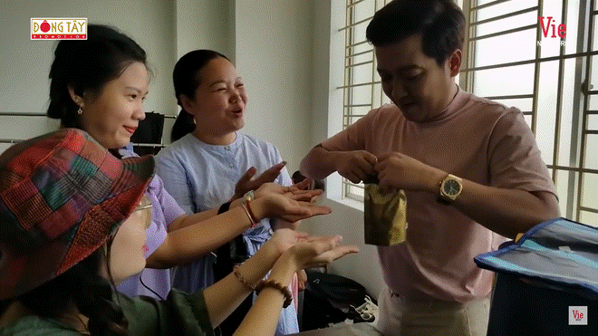 Trường Giang ân cần chăm sóc Anh Đức và nhân viên, khiến khán giả ngưỡng mộ-2